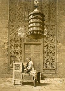 Kairo: Begravelse eller sepuchral moské til Sultan Barquoq sittende Imam som leser Koranen, foran en gjennomhullet skjerm fra 1300-tallet, 1800-tallet (trykk)